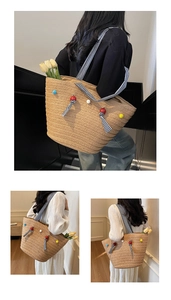 Détail du sac cabas en paille avec pompons colorés, perles bois et ruban rayé