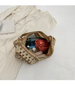 Grand sac cabas en paille bicolore avec bandoulière montrant sa grande capacité interne