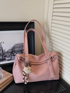 Sac fourre-tout en cuir grainé rose avec pendentif ours en peluche et chaîne perlée