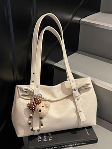 Sac fourre-tout en cuir crème avec pendentif ours en peluche et doubles poignées