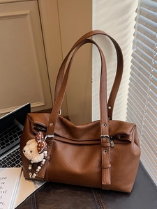 Sac à bandoulière en cuir marron chic avec sangles réglables et charmant ours en peluche