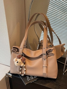 Sac fourre-tout élégant en cuir beige avec côtés plissés et joli porte-clés ours en peluche