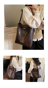 Trois vues d'un grand sac cabas vintage en cuir marron foncé montrant la taille réelle