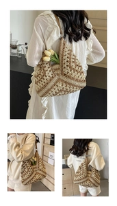 Vues détaillées d'un grand sac fourre-tout tressé avec motif vagues et anses en cuir