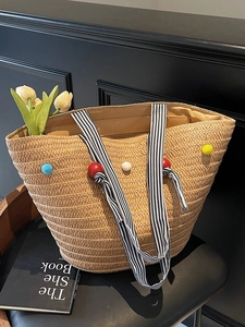 Sac fourre-tout en paille avec pompons colorés et anses rayées pour les vacances