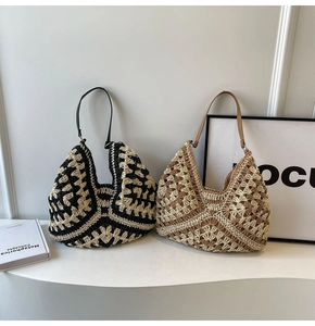 Détail de sacs cabas bohèmes au crochet avec bandoulières en cuir sur présentoir épuré