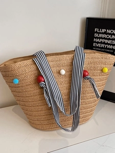 Grand sac cabas en paille avec pompons colorés et anses rayées bleues pour les vacances