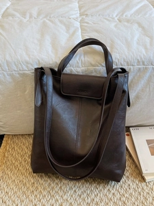 Sac fourre-tout rétro en similicuir marron avec logo FASHION gravé sur tapis tissé