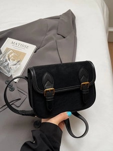 Sac baguette rétro en daim noir avec détails en cuir et doubles boucles bronze