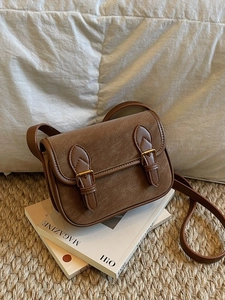 Sac baguette rétro marron foncé avec doubles boucles et texture mate élégante