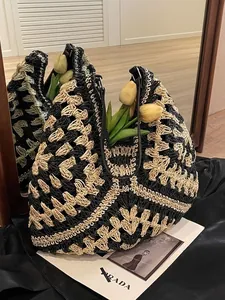 Sac fourre-tout en paille bicolore avec motifs géométriques et anses en cuir