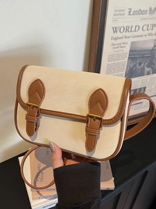 Sac baguette vintage crème et marron avec détails de boucles rétro et bandoulière réglable