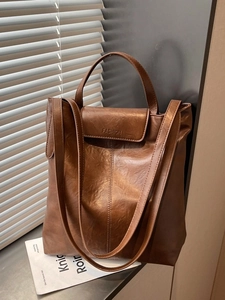 Sac cabas vintage en cuir PU marron avec rabat embossé FASHION et deux anses sous lumière douce