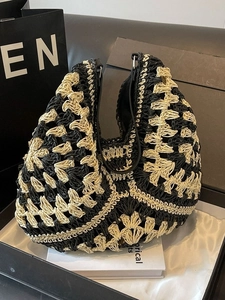 Sac hobo en crochet bicolore avec texture florale rétro et bandoulière en cuir noir chic