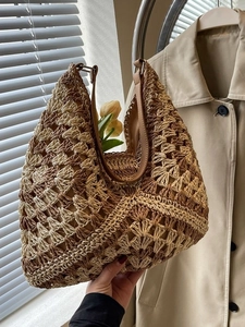 Sac fourre-tout bicolore en paille crochetée avec poignées en cuir pour sorties à la plage