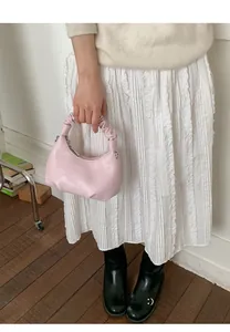 Détail du sac à main croissant rose clair avec poignée plissée au design élégant