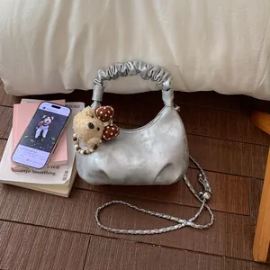 Détails du sac nuage argenté plissé avec pendentif chien en peluche et chaîne métal