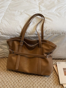 Große braune Vintage-Einkaufstasche aus Leder mit Metallschnallen für den Alltag