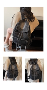 Vue triple d'un sac à dos vintage en denim noir délavé avec fermeture à cordon et rabat stylé