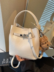 Sac Seau Vintage Français en Cuir PU pour Femmes Mode Couleur Unie Sac à Bandoulière Avec Pendentif Ours Main