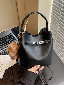 Sac seau vintage en cuir noir avec boucle argentée et pendentif ours en peluche