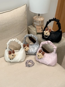 Sac Hobo à Poignée Plissée en Cuir PU à la Mode pour Femmes Couleur Unie Sac à Épaule Demi-Lune Avec Pendentif Ours Chaîne Métallique