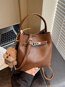 Sac seau vintage français en cuir huilé marron avec poignée et breloque ours mignonne