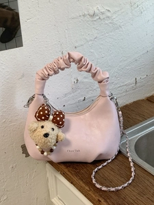 Sac nuage rose avec poignée froncée, breloque ourson et bandoulière chaîne argentée