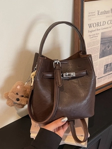 Sac seau vintage en cuir ciré marron foncé avec fermoir argenté et porte-clé ours