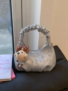 Sac à main nuage argenté chic pour femme avec un joli charme d'ours en peluche