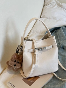 Sac seau beige en cuir huilé avec poignée supérieure et bandoulière pour femme