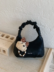 Sac à main nuage noir plissé avec décor d'ours en peluche et nœud sur fond blanc texturé