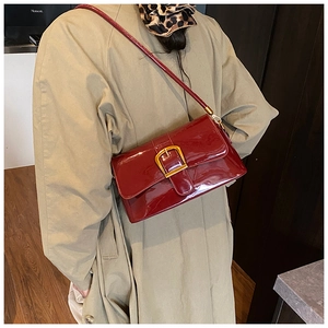 Borsa a spalla in pelle verniciata bordeaux con finitura lucida e fibbia dorata