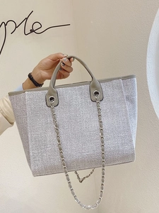 Bolso tote grande de tweed gris con asas de cuero y correa de cadena plateada