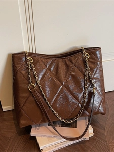 Sac fourre-tout marron matelassé en cuir verni avec bandoulière chaîne dorée vintage