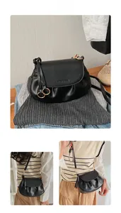 Détail du sac à bandoulière en cuir PU noir avec base plissée et anneaux dorés