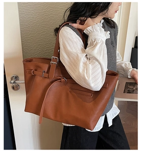 Vue détaillée du grand sac cabas en similicuir marron avec boucle décorative à l'épaule