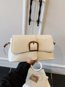 Borsa a spalla in pelle verniciata bianca lucida con fibbia quadrata dorata da donna