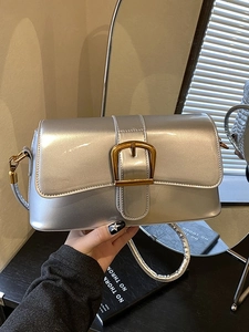Borsa a spalla argento metallizzato con grande fibbia dorata e finitura a specchio