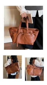 Détail d'un grand cabas vintage marron avec boucle métallique et détails de bandoulière