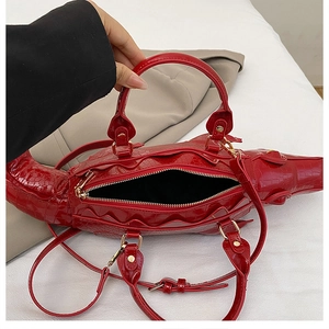 Detail der roten 3D-Krokodil-Handtasche mit glänzender Lackleder-Struktur und Reißverschluss