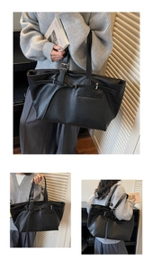Gros plan du grand sac cabas noir montrant les boucles argentées et la texture en similicuir