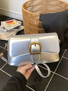 Borsa a tracolla argento metallizzato con grande fibbia dorata tenuta a mano stile lifestyle