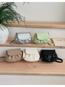 Vue détaillée des sacs de selle plissés en argent, vert, kaki, beige et noir