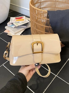 Borsa a spalla in pelle verniciata beige con fibbia dorata dallo stile minimalista