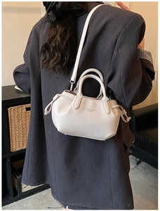 Sac cabas crème chic avec texture litchi et bandoulière porté avec un blazer gris