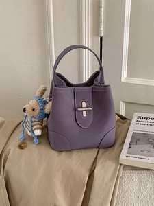 Sac Seau en Cuir PU Femme Minimaliste Moderne Avec Serrure en Métal Pendentif Ours Amovible Couleur Unie Sac à Main Bandoulière