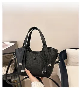 Détails du sac seau noir grainé avec doubles poignées et boucles métalliques argentées