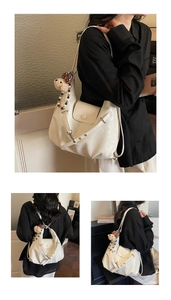 Detailansicht der weißen Hobo-Tasche mit Plüschbären-Anhänger und Perlen-Accessoires