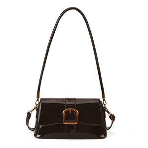 Detail der dunkelbraunen Lackleder-Schultertasche mit Glanzeffekt und goldener Schnalle